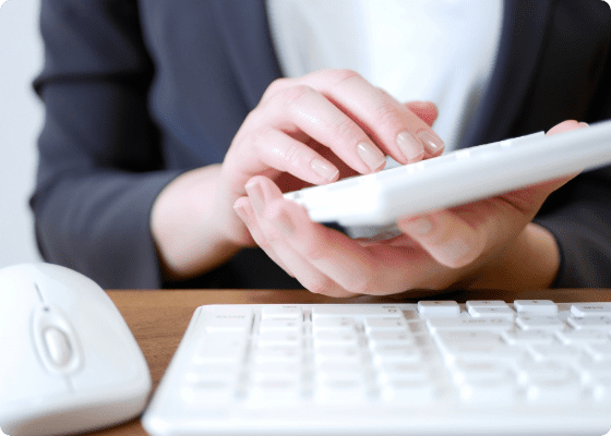 キャットシッターが電卓を使って保証金を計算している様子